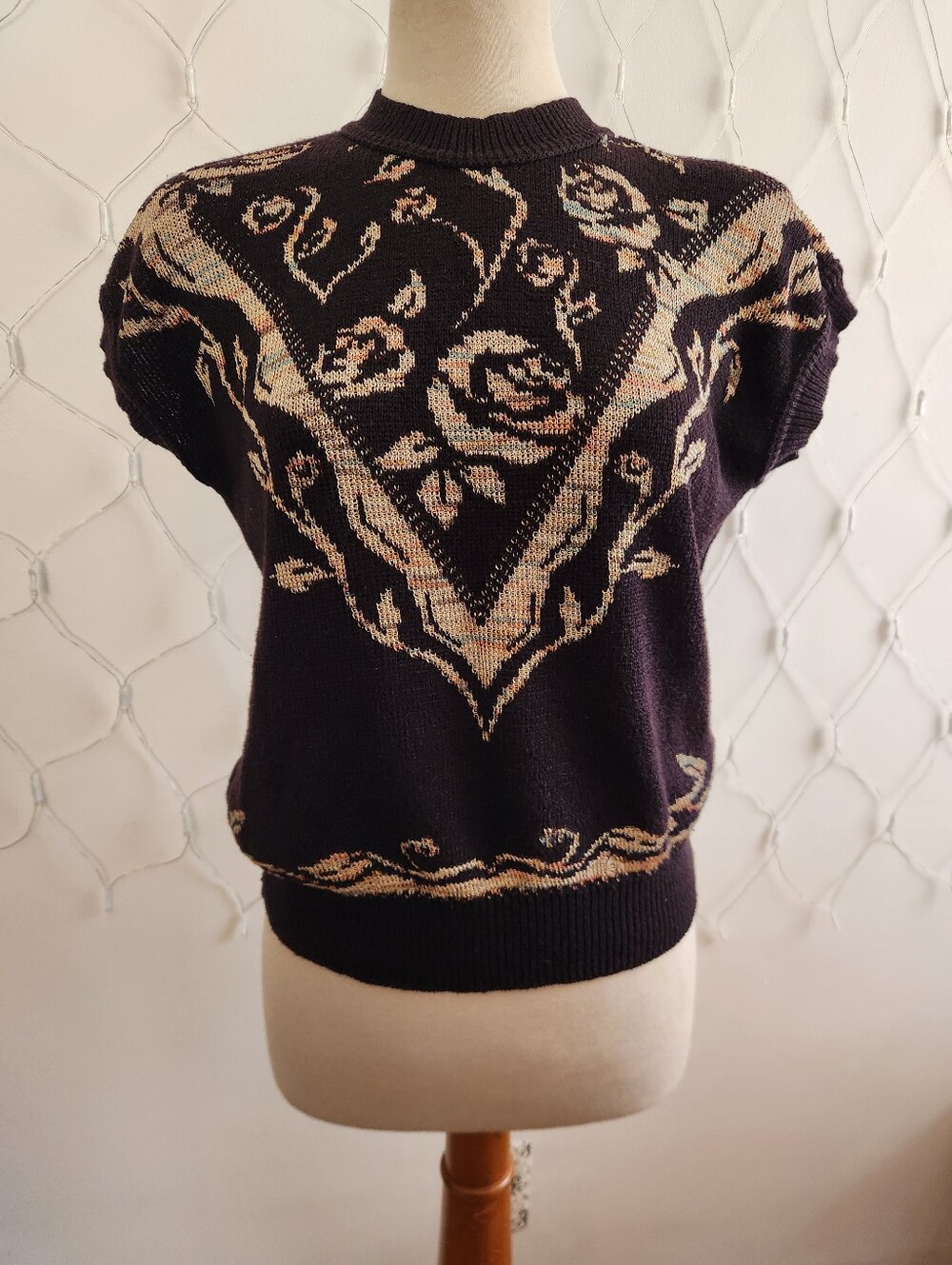 ¤ Vintage Knit Short-Sleeve Crew Neck Sleeveless Sweater • Estimates Size Medium